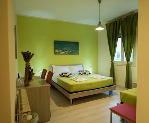 Photo of the whole room, Garden view