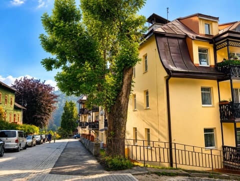 Property building, Neighbourhood, Location