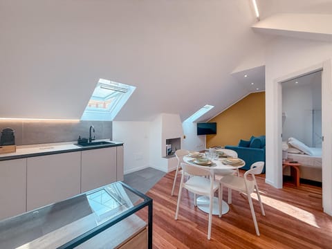 TV and multimedia, Kitchen or kitchenette, Living room, Seating area, stove