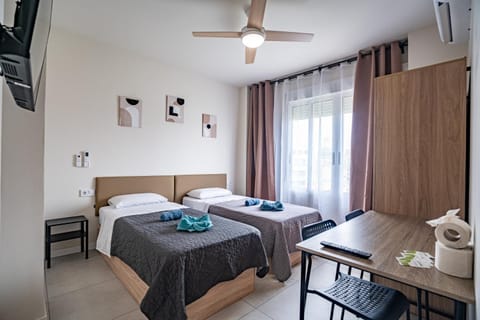 Bed, TV and multimedia, Photo of the whole room, Bedroom, towels