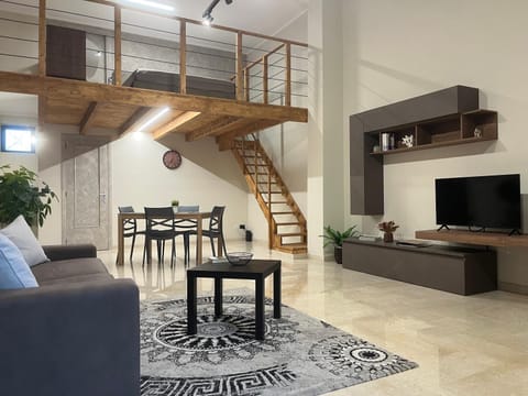 Communal lounge/ TV room, TV and multimedia, Living room, Seating area, Dining area