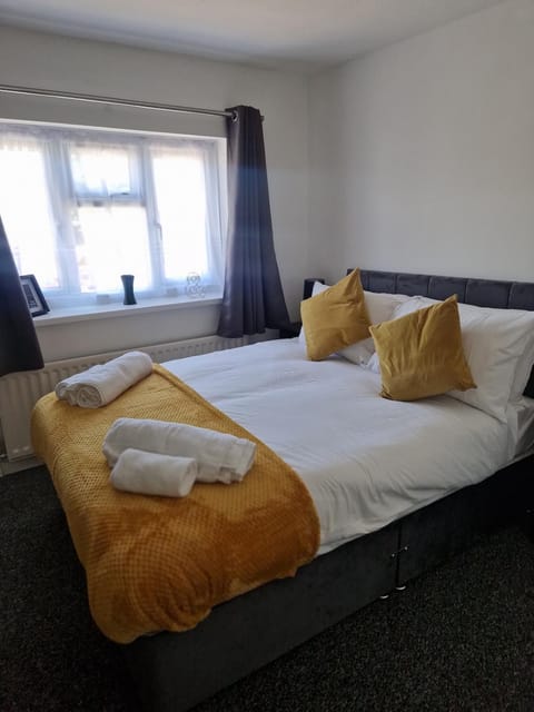 Bed, Photo of the whole room, Bedroom, towels