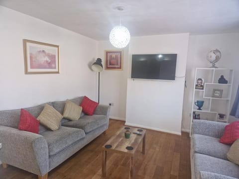 TV and multimedia, Living room, Seating area, Evening entertainment