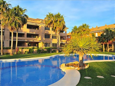Facade/entrance, Swimming pool