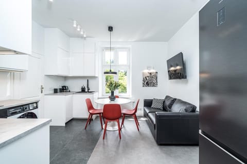 TV and multimedia, Kitchen or kitchenette, Living room, Seating area