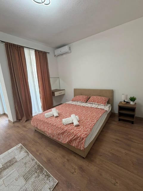 Bed, Bedroom, towels, air conditioner