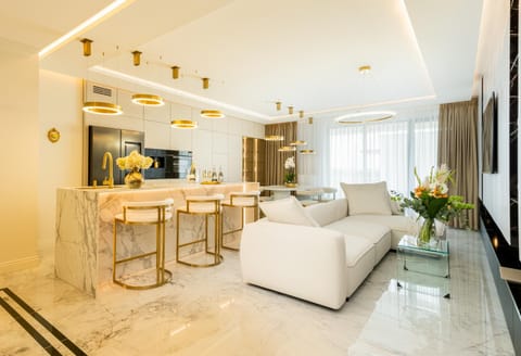 TV and multimedia, Kitchen or kitchenette, Living room, Seating area, Dining area