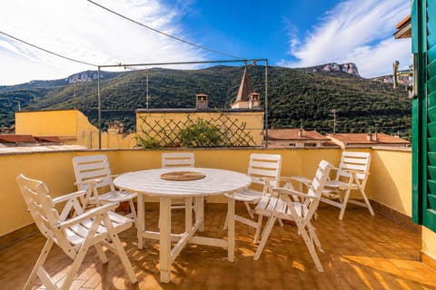 View (from property/room), Balcony/Terrace, Dining area, Mountain view