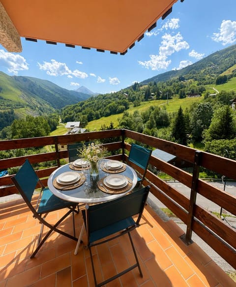 Patio, Day, Natural landscape, View (from property/room), Balcony/Terrace, Dining area, Mountain view