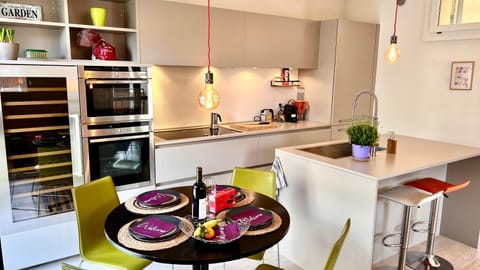 Kitchen or kitchenette, Seating area, Dining area