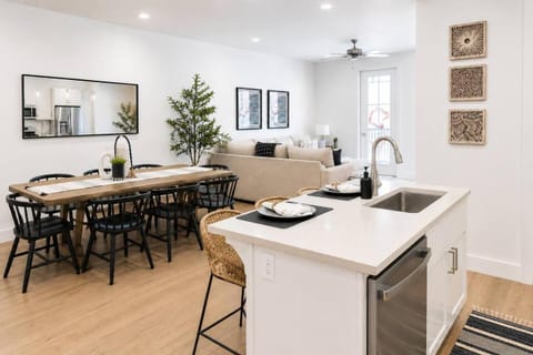 Kitchen or kitchenette, Seating area, Dining area