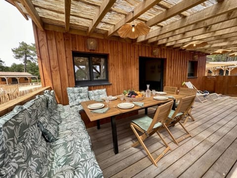 Patio, Day, Dining area