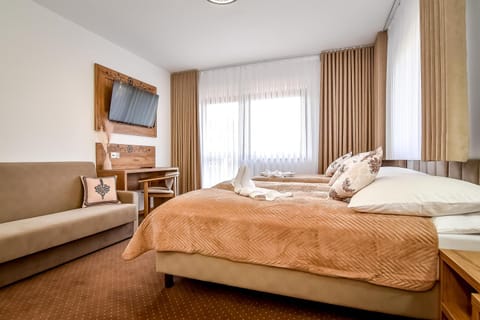 Bed, TV and multimedia, Photo of the whole room, Seating area, Bedroom, towels