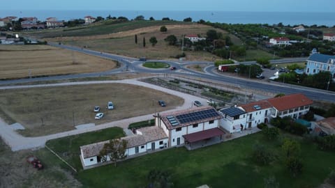 Property building, Day, Neighbourhood, Natural landscape, Bird's eye view, Sea view, Street view, Location, Parking