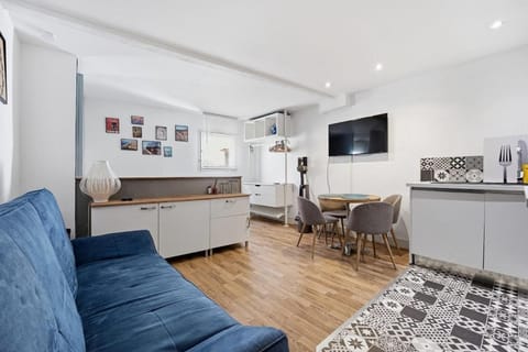 TV and multimedia, Kitchen or kitchenette, Living room, Seating area, Dining area