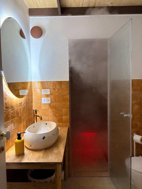 Shower, Toilet, Steam room, Bathroom, Spa and wellness centre/facilities, towels