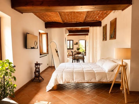 TV and multimedia, Photo of the whole room, Bedroom