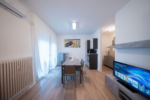 TV and multimedia, Kitchen or kitchenette, Dining area, air conditioner