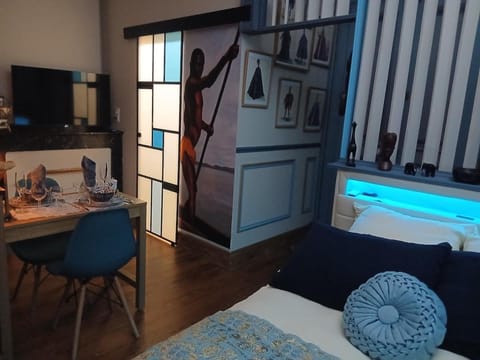 Bed, TV and multimedia, Kitchen or kitchenette, Photo of the whole room, Decorative detail, Dining area