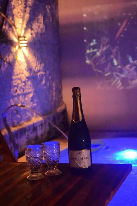 Food and drinks, Swimming pool, Drinks, Alcoholic drinks