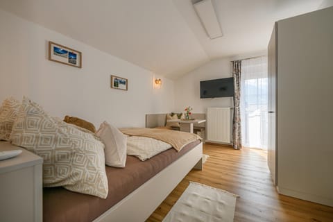 Bed, TV and multimedia, Photo of the whole room, Seating area, Bedroom
