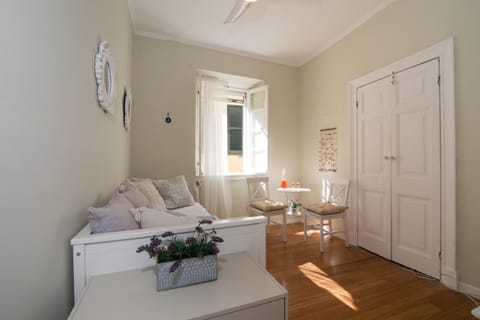 Bed, Living room, Photo of the whole room, Seating area