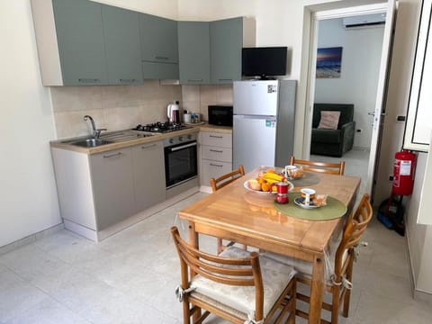 Coffee/tea facilities, Kitchen or kitchenette, Food and drinks, Dining area, Food, oven, stove