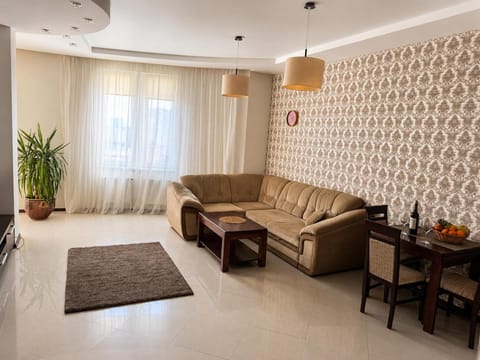 TV and multimedia, Seating area, Dining area, air conditioner