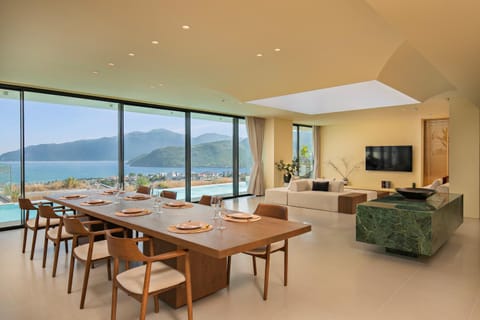 Communal lounge/ TV room, Natural landscape, TV and multimedia, Living room, Seating area, Dining area, Evening entertainment, Mountain view