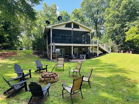 Property building, Patio, Natural landscape, Garden, Evening entertainment