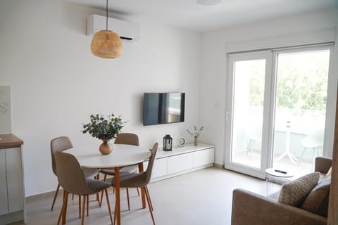 TV and multimedia, Living room, Seating area, Dining area, air conditioner