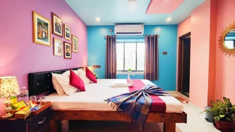Bed, Coffee/tea facilities, Photo of the whole room, Decorative detail, Bedroom, towels