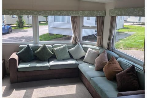Patio, Day, Living room, Seating area, Parking