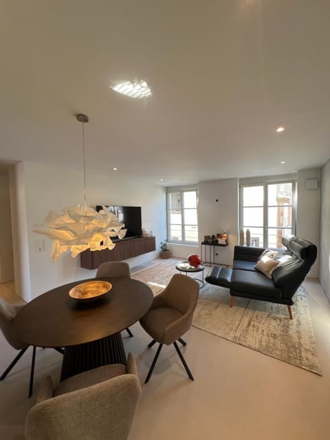 TV and multimedia, Living room, Photo of the whole room, Dining area
