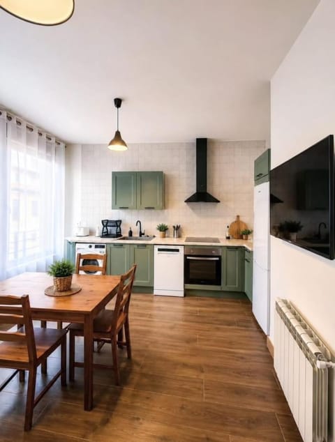 Kitchen or kitchenette, Dining area, dishwasher, oven, pet friendly, stove, toaster