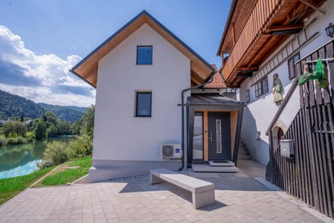 Property building, Facade/entrance, Day