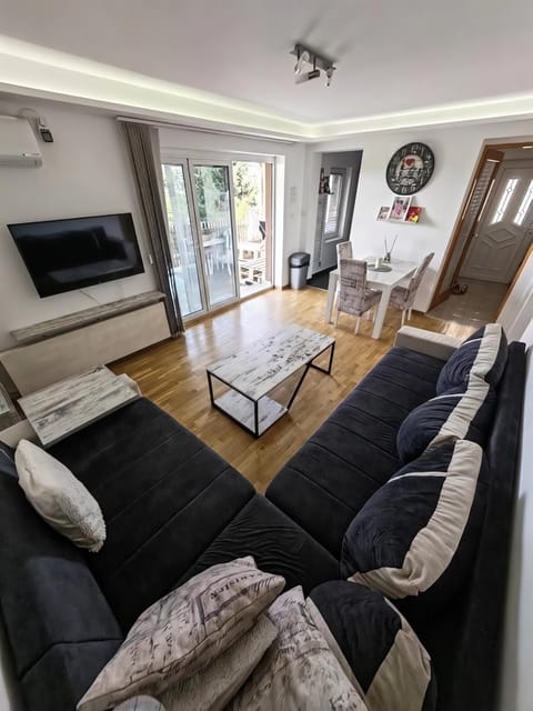 Communal lounge/ TV room, Bed, TV and multimedia, Living room, Photo of the whole room, Seating area, Evening entertainment, Bedroom