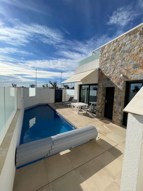 Patio, Swimming pool, sunbed