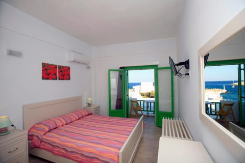 Photo of the whole room, Sea view