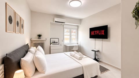 Bed, TV and multimedia, Living room, Bedroom, air conditioner