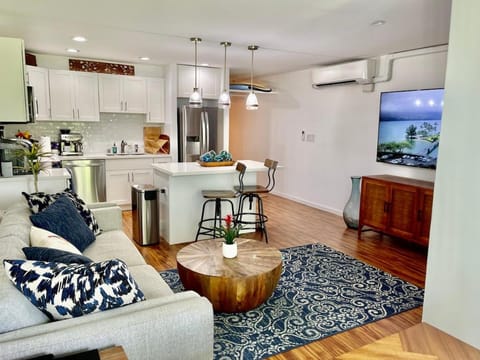 TV and multimedia, Kitchen or kitchenette, Living room, Seating area