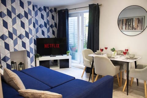Communal lounge/ TV room, TV and multimedia, Living room, Seating area, Dining area, Evening entertainment