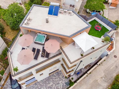 Property building, Neighbourhood, Bird's eye view, Street view, sunbed