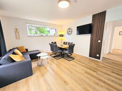 Communal lounge/ TV room, TV and multimedia, Living room, Seating area, Dining area, Evening entertainment