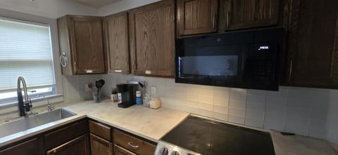 Coffee/tea facilities, Kitchen or kitchenette, dishwasher, oven, stove, toaster