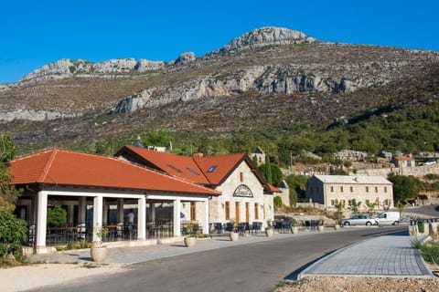 Facade/entrance