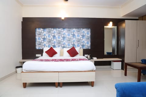 Bed, Photo of the whole room, Seating area, Bedroom, wardrobe