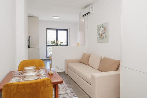 Living room, Seating area, Dining area, air conditioner