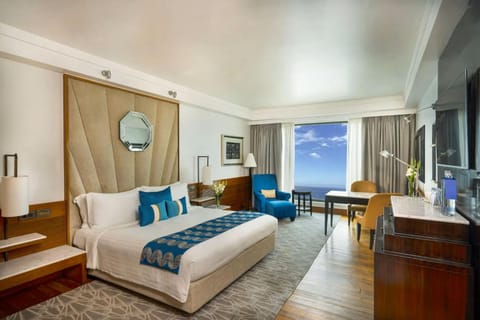Bed, TV and multimedia, Living room, Photo of the whole room, Seating area, Dining area, Bedroom, hair dresser