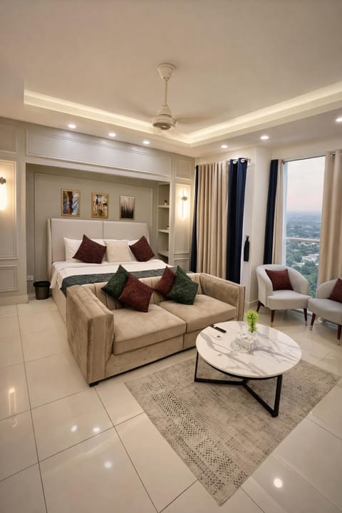 Bed, Living room, Photo of the whole room, Seating area, Dining area, Bedroom
